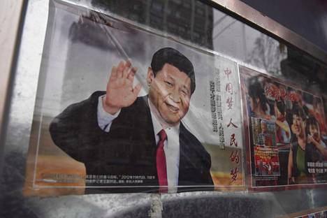 Kiinan presidenttiä Xi Jingpitä esittävä propagandajuliste Pekingissä 28. helmikuuta.