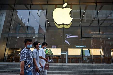 Jalankulkijat kävelivät Applen liikkeen ohi Shanghaissa.