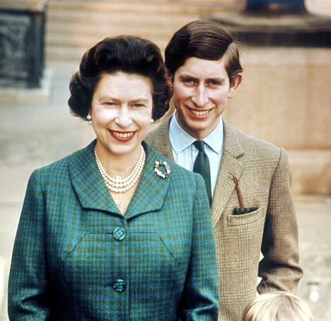 Kuningatar Elisabet ja hänen vanhin poikansa Charles tammikuussa 1980. Elisabetin jakkupukua koristaa helmikaulakoru. 