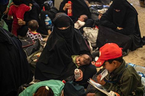 Al-Holin leirille Syyriaan sijoitettuja naisia ja lapsia kesäkuun alussa.