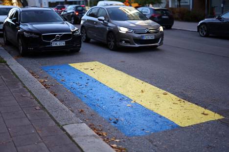 Tamperelainen Jarno Virtala maalasi keskiviikkona Ukrainan lipun venäläisdiplomaatille varattuun parkkiruutuun Turussa.