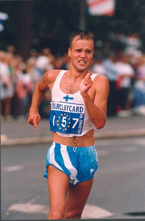 Kävelijä Valentin Kononen vauhdissa Helsingin EM-kisojen 50 kilometrillä 1994. Hän oli ensimmäinen metsäkoneyhtiö Ponssen sponsoroima urheilija.