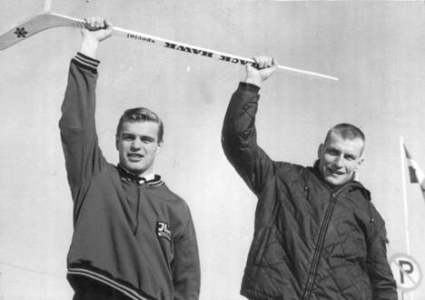 Jarmo Wasama (vas.)  ja Lalli Partinen jääkiekon MM-kisoissa Tampereella vuonna 1965.