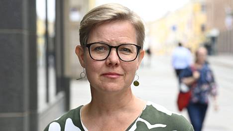 Ympäristö- ja ilmastoministeri Krista Mikkonen kuvattiin ennen IPCC:n ilmastonmuutosraportin kansallista julkistusta maanantaina.