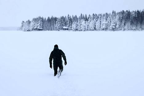 Talvimaisema Ylä-Savosta Vieremältä. Vieremäläinen Seppo Ronkainen kotirannassaan Marttisenjärvellä tänään keskiviikkona. 