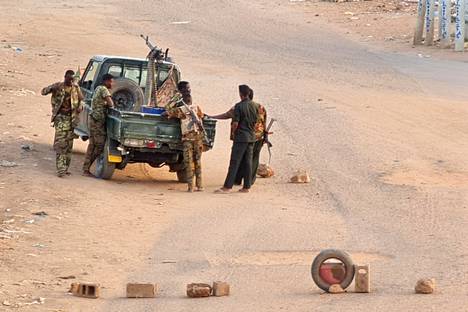 Sudan armeijan sotilaita lauantaina Khartumissa tiellä, jolle oli tehty ajoeste.