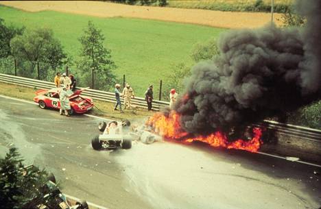 Laudan auto palaa Nürburgringillä 1. elokuuta 1976.