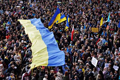 Suuri Ukrainan lippu kulki yleisön seassa Tuomiokirkon portailta Senaatintorille.