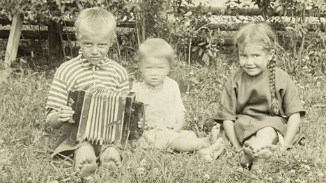 Vilppulalaisia lapsia niityllä vuonna 1924. Kuva Museoviraston kokoelmista. 