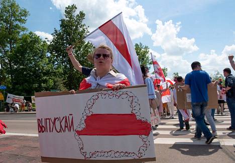 Puolalaiset mielenosoittajat vaativat Valko-Venäjän nykyhallintoa kohtaan kireämpiä pakotteita Puolan ja Valko-Venäjän rajalla järjestetyssä mielenosoituksessa 8. kesäkuuta.