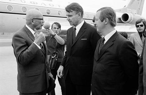 Valtiovarainministeri Mauno Koivisto ja ulkoasiainministeri Kalevi Sorsa vastaanottivat presidentti Urho Kekkosta tämän Neuvostoliitonmatkaltaan 1972.