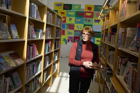 Kirjastopedagogi Sonja Peschkow muistuttaa, että hänen työhönsä kuuluu paljon muutakin kuin huolehtia kirjoista: ”Opastamme asiakkaita tiedonhaussa ja lähdekritiikissä.”