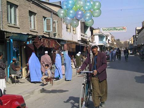 Afganistanilaismies kauppasi ilmapalloja pääkaupungissa Kabulissa marraskuussa 2001 sen jälkeen kun ääriliike Taleban oli kaadettu.