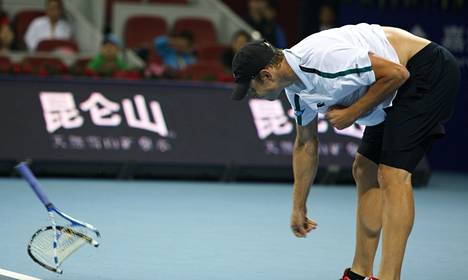Andy Roddick paiskasi mailansa hajalle Pekingin turnauksessa vuonna 2011.