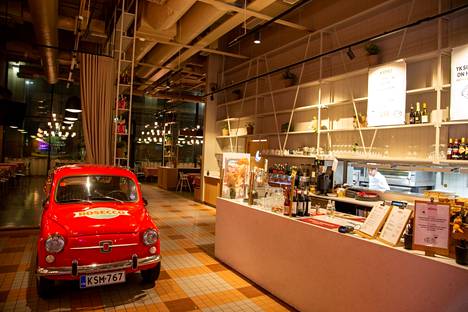 Sisätiloihin mahtuva Fiat-auto tuo ravintolaan italialaista tunnelmaa.