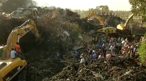 Kaivinkoneet raivasivat jäte- ja maanvyöryn tuhoja Addis Abebassa sunnuntaina.