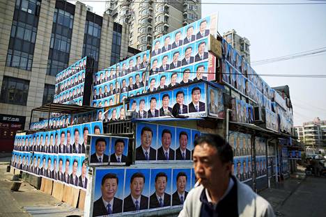 Xi Jinpingin julisteet koristivat rakennusta Shanghaissa.