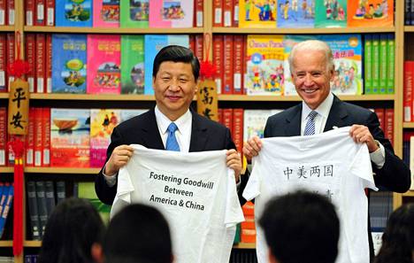 Vuonna 2012 presidentit esiintyivät yhdessä hymyillen Los Angelesissa, mainostaen maiden hyviä välejä. Nyt välit ovat hiljalleen kiristyneet. Kuvassa Xi Jinping vasemmalla ja Joe Biden oikealla.