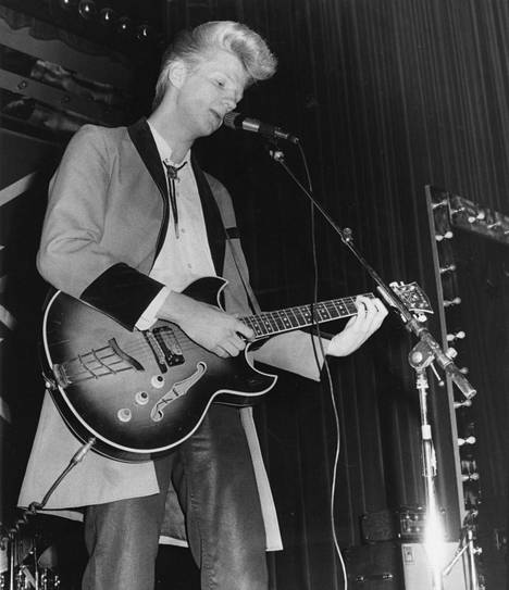 Aikka Hakala eli Teddy Guitar esiintymässä Maitotyttökilpailussa vuonna 1979.