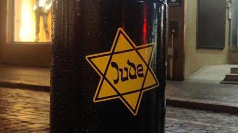Helsingin juutalaisen seurakunnan ulkopuolelle liimattiin ”jude”-tarroja – Poliisi harkitsee esitutkinnan aloittamista uusnatsien mielenosoituksesta