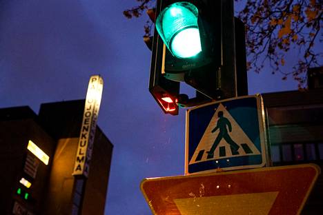 Poriin tuli vuonna 2021 liikennevaloja, jotka heijastavat suojatien alkuun punaisen valo-opasteen kevyelle liikenteelle.