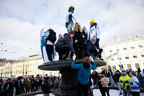 Suomalaiset juhlivat jääkiekon olympiakultaa Mantan patsaalla helmikuussa 2022.