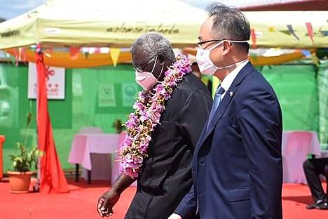 Kiinan suurlähettiläs Salomonsaarilla Li Ming (oik.) ja Salomonsaarten pääministeri Manasseh Sogavare esiintyivät perjantaina yhdessä Salomonsaarille avattavan uuden stadionin avajaisissa. Kiina on rahoittanut stadionin rakentamisen.