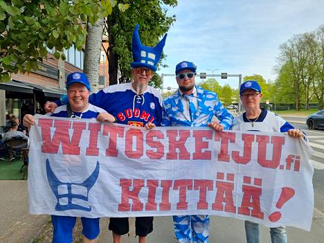 Kimmo Kallunki, Petri Kivelä (Pätkä), Levy-Ilkka ja Jarmo Karjalainen kiertävät MM-kisoja innokkaasti.