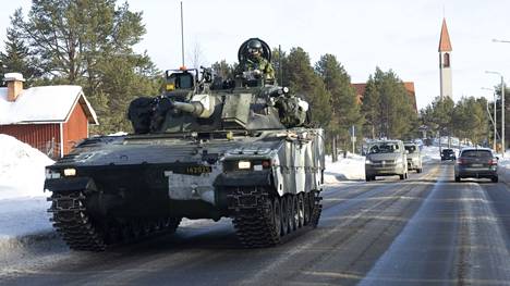 Naton Nordic Response -sotaharjoituksessa testattiin talvella muun muassa Lapin liikenneväylien sopivuutta sotilaskaluston kuljetuksiin. Kuvassa rynnäkköpanssarivaunu Hettassa. 