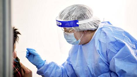 Koronavirus | Kirurginen maskikin suojaa Husin ylilääkärin mukaan tartunnoilta – Tutkimuksen mukaan työkaverit altistivat hoitajat korona­virukselle useammin kuin potilaat