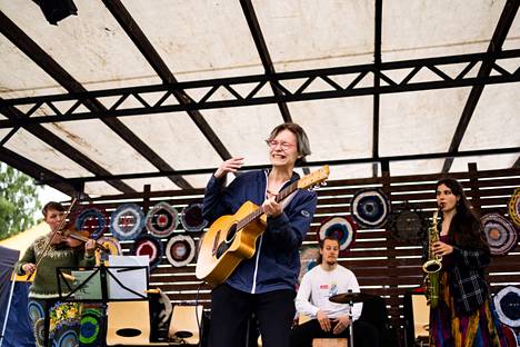 Fairtrad. -yhtye esiintyi Puolimatka-lavalla. Kuvassa etualalla Maria Häkkinen. 
