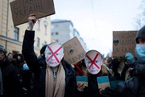 Ukrainan puolesta järjestettiin mielenosoitus Venäjän suurlähetystön edessä Helsingissä torstaina 24. helmikuuta.
