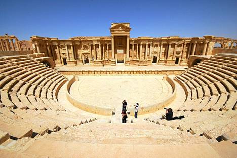 Turistit tutustumassa Palmyran teatteriin huhtikuussa 2008.