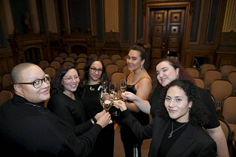 Media Ruskeiden tyttöjen Caroline Suinner (vas.), Mona Eid, Koko Hubara, Fiona Elone, Merjam Trabelsi ja Jasmina Amzil vastaanottivat Suomi-palkinnon Helsingissä 11. joulukuuta 2019.