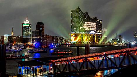 Hampurin uusi konserttitalo Elbphilharmonie valaistiin keskiviikkoillan avajaiskonsertin aikana näyttävällä valoshow’lla.