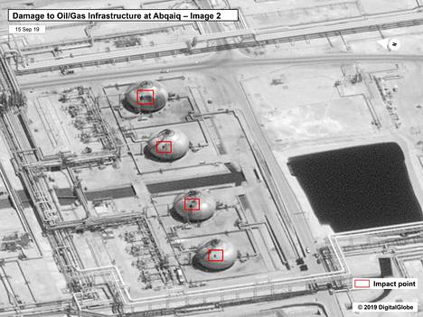Satelliittikuvassa on rajattu punaisella iskujen osumakohdat Saudi-Arabian valtiollisen öljy-yhtiön Saudi Aramcon laitoksella Abqaiqissa. Yhdysvaltojen viranomaiset ovat tulkinneet kuvista, että iskut tehtiin pohjoisesta tai luoteesta käsin, mutta tässä kuvassa vahinkoja kärsineet laitosten seinämät osoittavat liki suoraan länteen. Pohjoisen suunta on osoitettu kuvan oikeassa yläkulmassa.