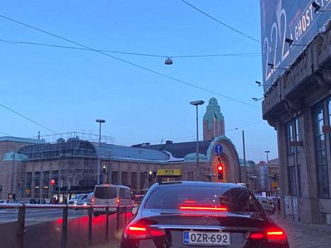 Cars drove along the tram tracks on Kaivkatu.