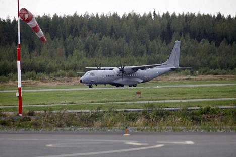 Kaksi ilmavoimien Casa-kuljetuskonetta laskeutui Pirkkalan lentokentälle varhain lauantaina.