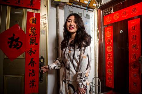 Bai Xiaoyan vuokra-asuntonsa ovensuussa Pekingissä. Punaiset toivotukset ovensuussa tuottavat onnea.