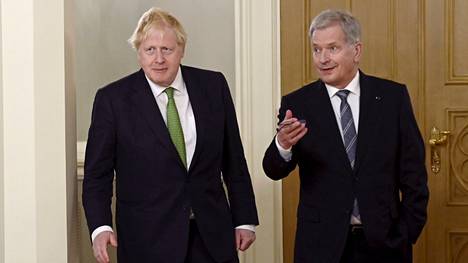 Britannian pääministeri Boris Johnson oli Suomen ja Ruotsin turvatakuissa asiantuntijan mukaan poliittisen takuumiehen roolissa. Kuvassa Johnson on presidentti Niinistön vieraana Helsingissä Presidentinlinnassa 11. toukokuuta 2022. 