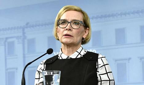 Sisäministeri Paula Risikko puhui tiedotustilaisuudessa Helsingissä lauantaina.