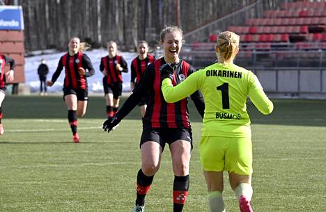 PK-35 Vantaan ratkaisevat pelaajat, maalivahti Velma Oikarinen (oik.) ja Anna Olmala aloittavat juhlinnan rangaistuspotkukilpailun jälkeen.