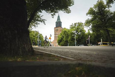 Turun tuomiokirkon risti uupuu kaupunkifestivaali DBTL:n mainoksista.