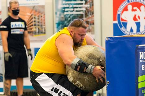 Mika Törrö lifted the atlas stones in the 2020 Finland's strongest man competition. 