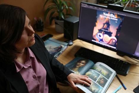 Kris Kashtanova edessään tekijänoikeuskiistan keskiössä oleva sarjakuvakirja Zarya of the Dawn.