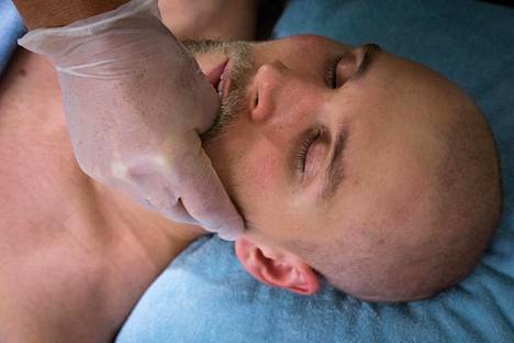 Voice massage -käsittelyssä käsitellään myös purentalihaksia suun sisäpuolelta.