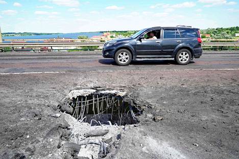 Результаты обстрела Антоновского моста через Днепр. 21 июля 2022 года. Фото: AFP