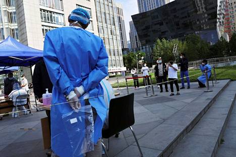 Ihmisiä jonotti koronavirustestiin Chaoyangin alueella Pekingissä  maanantaina. 
