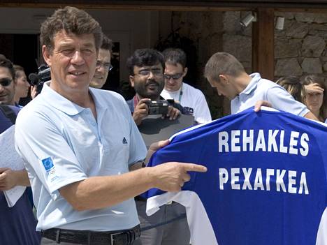 EM-voiton myötä Otto Rehhagelista tuli kreikkalaisten sankari. Ateenan olympialaisiin 2004 hän sai oman pelipaidan.