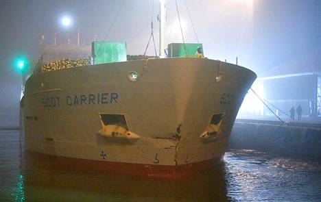 Onnettomuuden toinen osapuoli Scot Carrier kuvattiin Ystadin satamassa Ruotsissa maanantai-iltana. Keulassa näkyi törmäyksen jäljet.